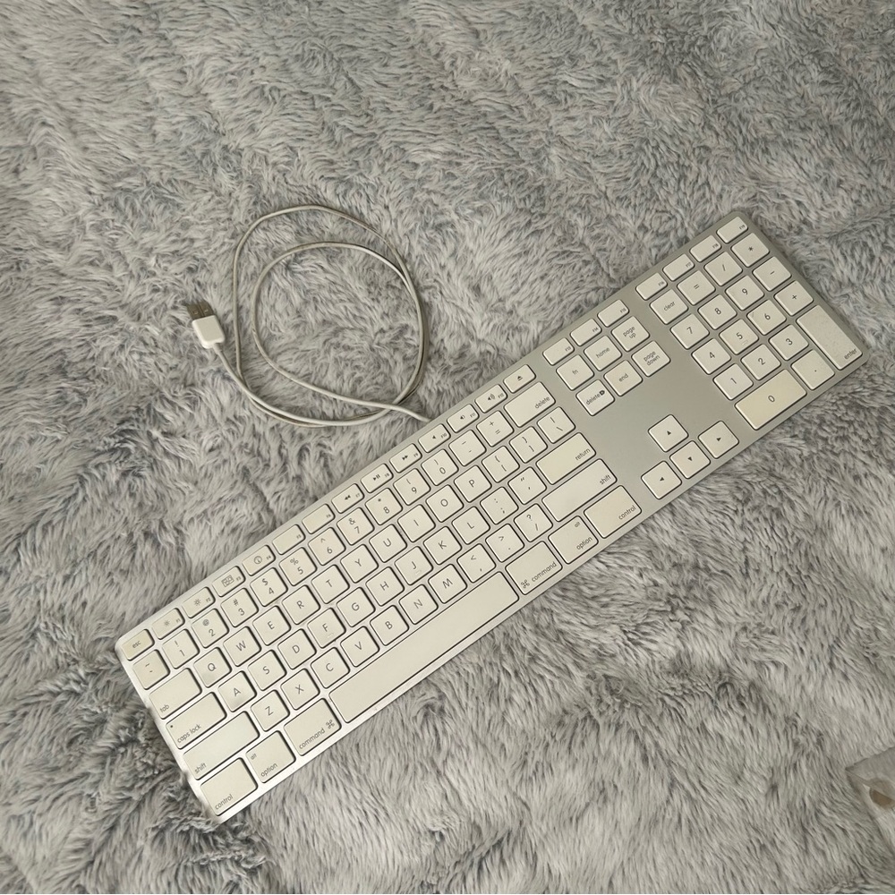 Original Apple Wired Silver & White Full Keyboard with Numeric Pad